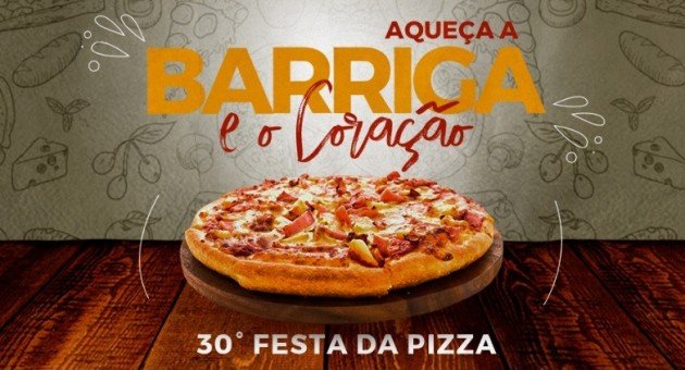 Uma pizza em cima de uma mesa de madeira com as palavras "30 festa da pizza" na parte inferior